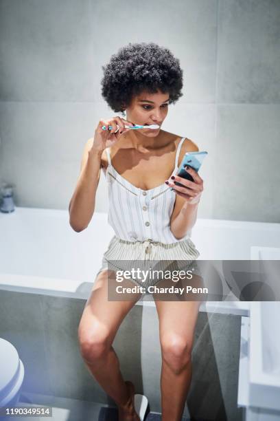 könnte auch multitasking - brush teeth phone stock-fotos und bilder