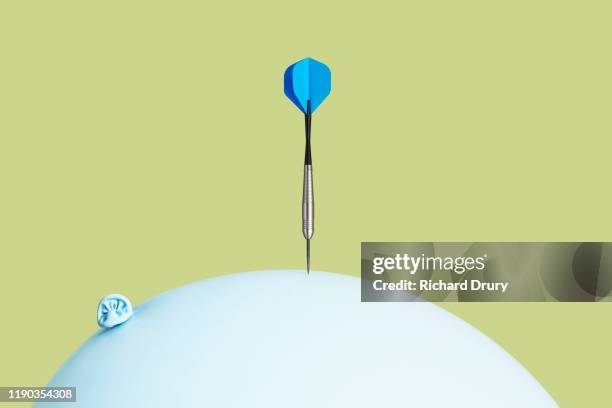 dart balancing on balloon - grit stock-fotos und bilder