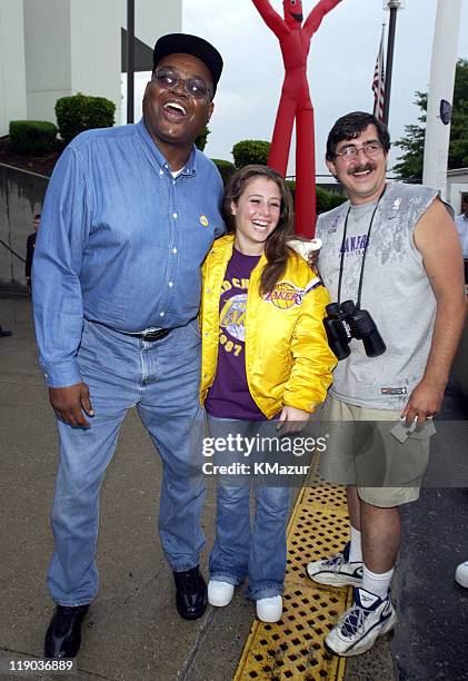 Shaquille O'Neal's father with Los Angeles Lakers fans