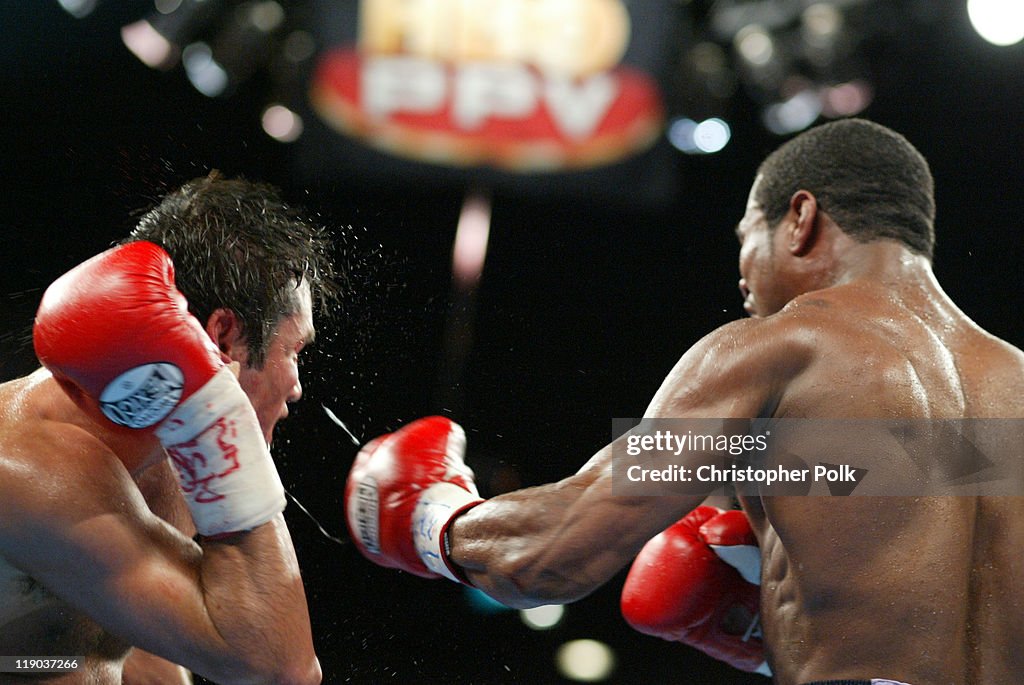 Shane Mosley Defeats Oscar De LaHoya to Claim WBC and WBA 154-Pound Titles