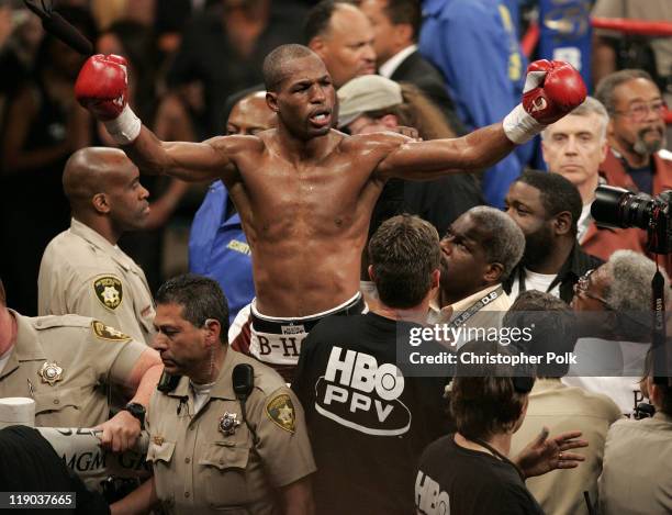 Oscar de la Hoya, black trunks, fights Bernard Hopkins, red trunks, during a WBC/WBA/IBF middleweight title fight at the MGM Grand Garden Arena in...