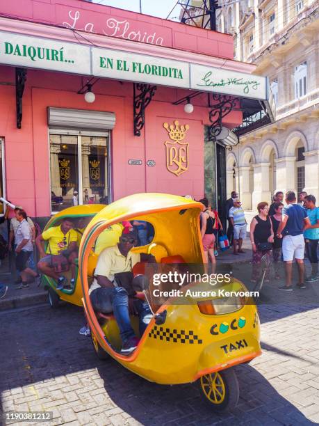 coco taxi in de voorkant van la floridita restaurant in oud havana - la habana stockfoto's en -beelden