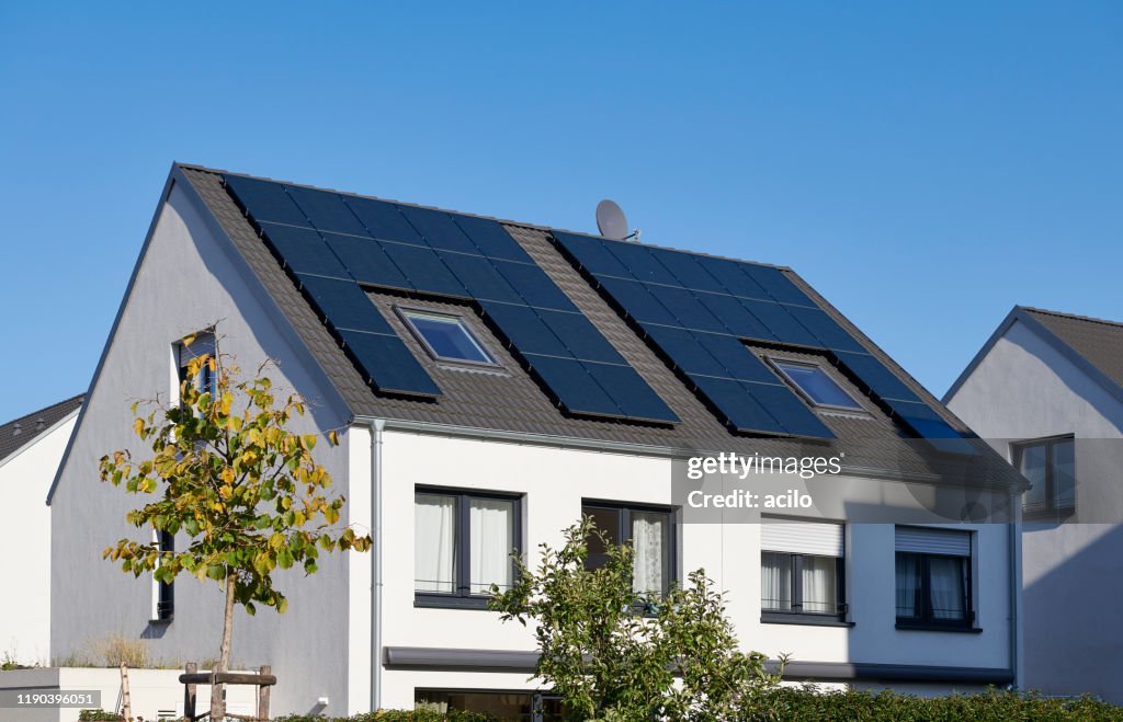 Weißes Zwillingshaus mit Sonnenkollektoren auf dem Dach