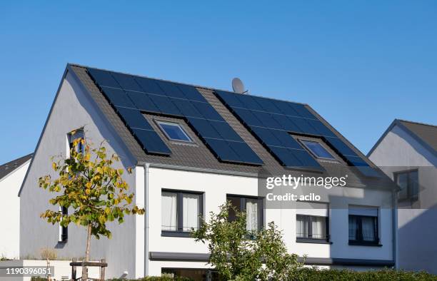 casa doble blanca con paneles solares en el techo - herramientas industriales fotografías e imágenes de stock
