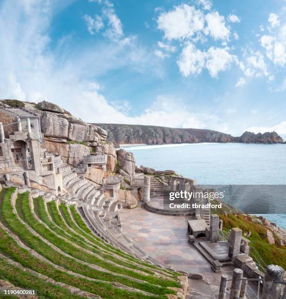 blick auf das minack theatre in cornwall, england - lands end cornwall stock-fotos und bilder