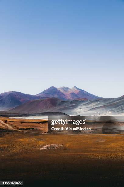paisaje dramático del desierto de atacama - región de atacama fotografías e imágenes de stock