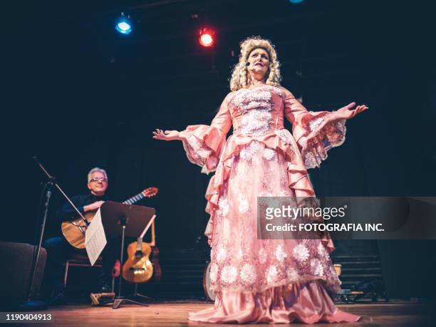 opera singer performing on the stage - cantor de ópera imagens e fotografias de stock
