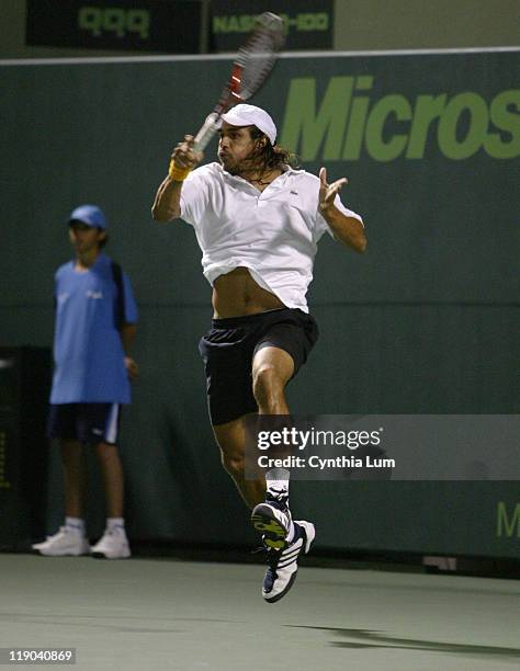 Mariano Zabaleta took Roger Federer to three sets, but Federer defeated Zabaleta 6-2, 5-7, 6-3 in their 3 round match at the Nasdaq-100 Open in Key...