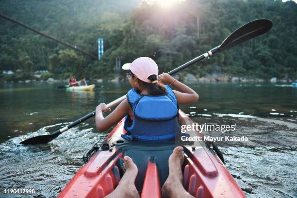 girl kayaking in the river - girl rowing boat photos et images de collection