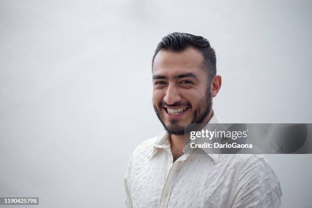 retrato de um homem latin - handsome mexican men - fotografias e filmes do acervo