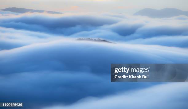 dance of the wave fog with dramatic light and sky at sunrise - clouds turbulence stockfoto's en -beelden