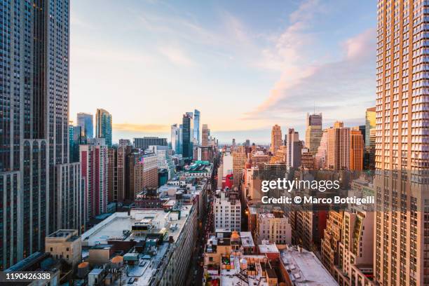 rooftop view of midtown manhattan skyline, new york city - ponto de vista de drone imagens e fotografias de stock