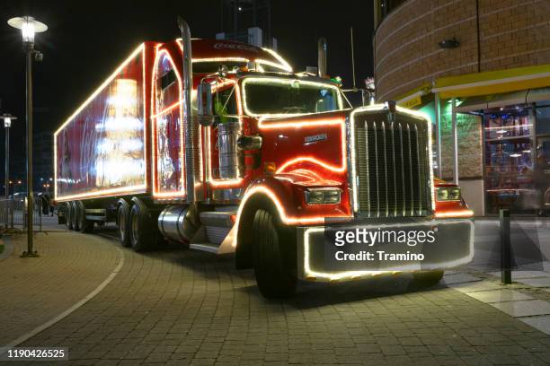 coca-cola christmas truck på natten - christmas truck bildbanksfoton och bilder