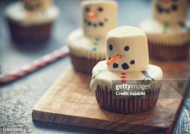 geschmolzene schneemann cupcakes - melted snowman stock-fotos und bilder