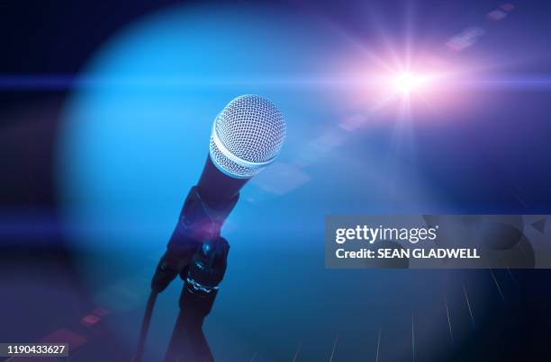 microphone and stage light - concierto rock fotografías e imágenes de stock