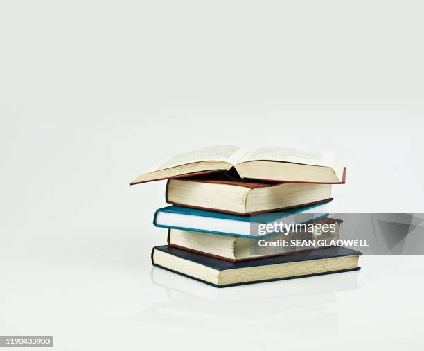 pile of reading books - manuel scolaire photos et images de collection