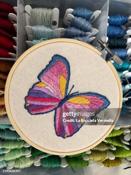 embroidered pink butterfly on frame - needlecraft stock-fotos und bilder