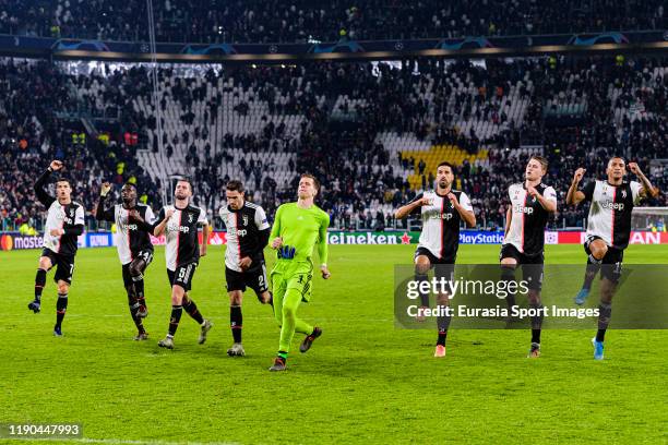 Juventus squad thanking supporters during the UEFA Champions League group D match between Juventus and Atletico Madrid at Juventus Arena on November...