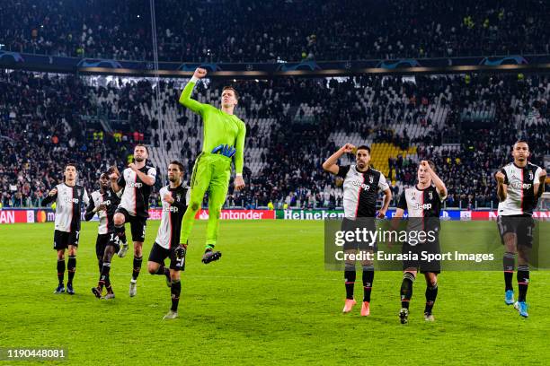 Juventus squad thanking supporters during the UEFA Champions League group D match between Juventus and Atletico Madrid at Juventus Arena on November...