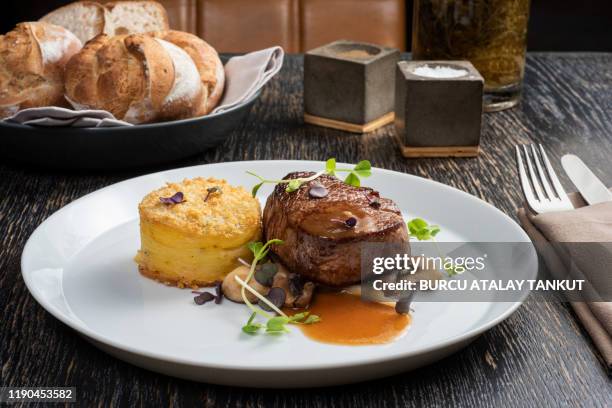 filet mignon with bordelaise sauce and prepared potato - auf dem tisch stock-fotos und bilder