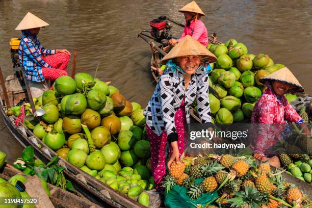 vietnamese woman selling fruits on floating market, mekong river delta, vietnam - can tho province stock pictures, royalty-free photos & images