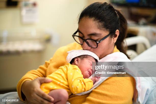 母親在醫院抱著新生兒 - premature 個照片及圖片檔