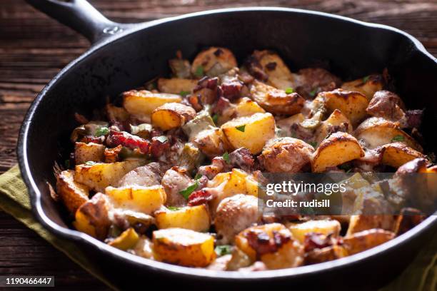 koekepan geroosterde aardappelen - prepared potato stockfoto's en -beelden