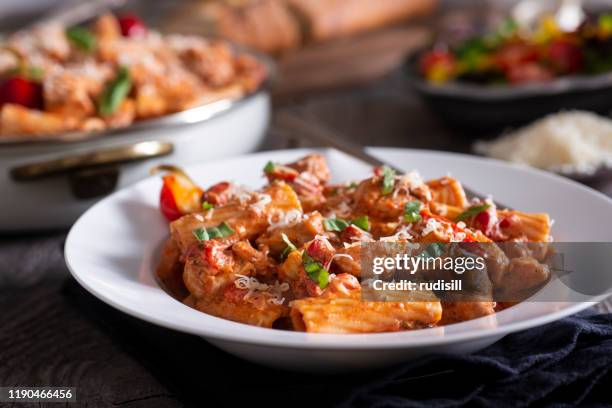 riggies de pollo - pasta italiana fotografías e imágenes de stock