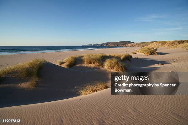 sandwood bay sand dunes - sutherland ストックフォトと画像