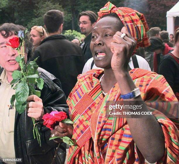 Une sympathisante du Parti socialiste danse une rose à la main au QG de campagne du PS, le 01 juin à la maison de l'Amérique latine à Paris, à...