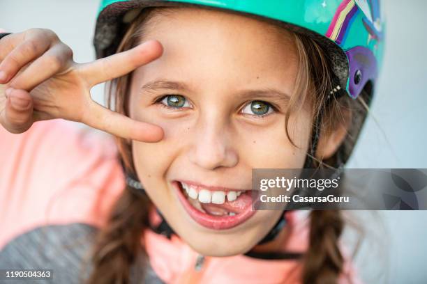 ragazza che si gode sport estremi con un grande sorriso - foto d'archivio - victory sign smile foto e immagini stock