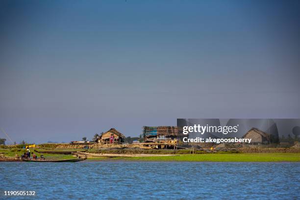 small bamboo hut with rice fields. mrauk u - cultura rakhine fotografías e imágenes de stock