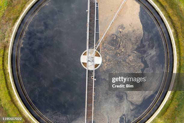 clarifier at wastewater treatment plant, aerial view - águas residuais imagens e fotografias de stock