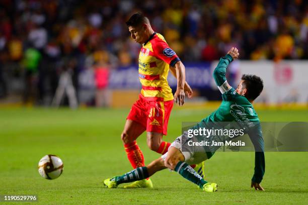 Gaston Adrian Lezcano of Morelia fights for the ball with Fernando Navarro of Leon during the quarterfinals first leg match between Morelia and Leon...