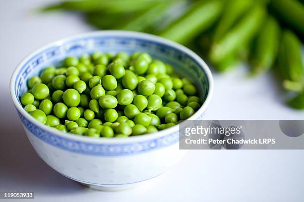 garden_peas - grüne erbse stock-fotos und bilder