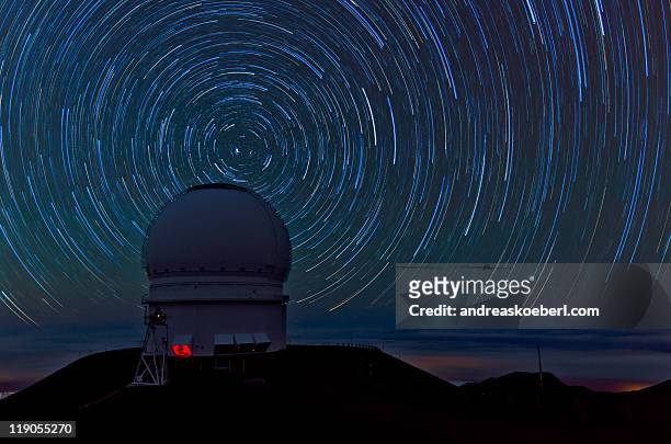 mauna kea star trails with canada-france telescope - telescopio astronómico fotografías e imágenes de stock