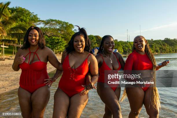 beautiful black women having fun at the beach - thick black woman 個照片及圖片檔