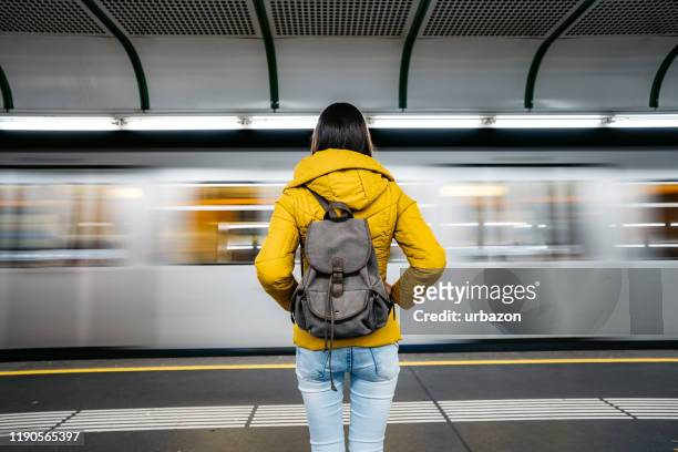 wartende u-bahn-zug - subway stock-fotos und bilder