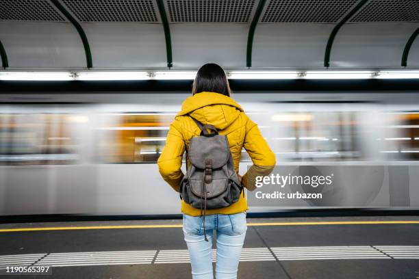 wachten metro trein - man woman train station stockfoto's en -beelden