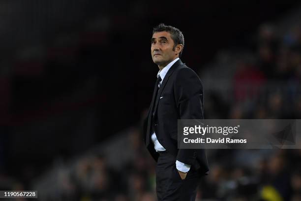Head coach Ernesto Valverde of FC Barcelona looks on during the UEFA Champions League group F match between FC Barcelona and Borussia Dortmund at...