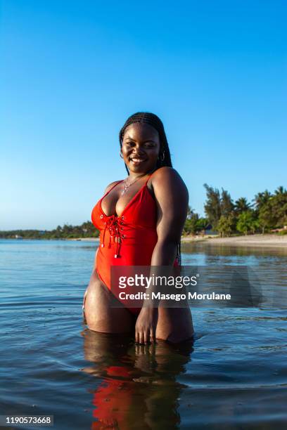 beautiful confident black woman in the ocean - thick black woman 個照片及圖片檔