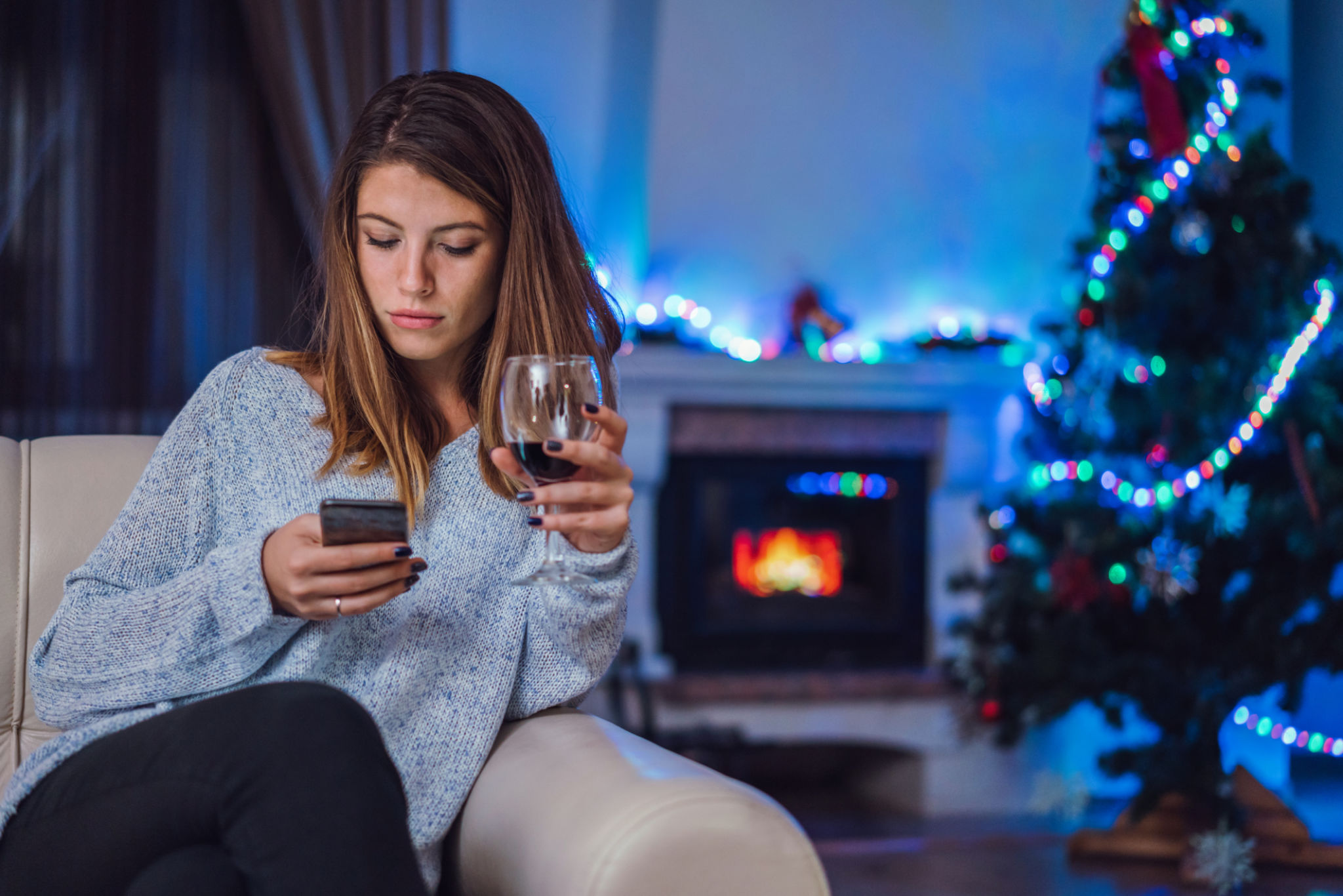 Deprimida hermosa mujer que se queda sola para Nochebuena Deprimida hermosa mujer que se queda sola para Nochebuena