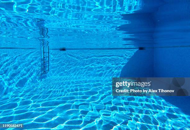 empty swimming pool bottom view, blue clear water - lowest stockfoto's en -beelden