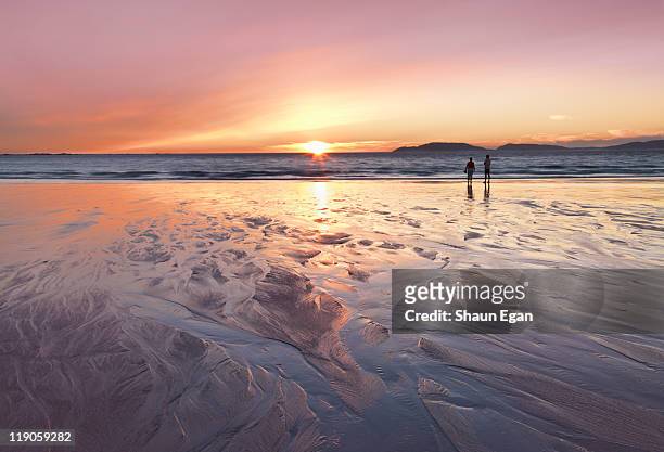 spain, galicia, carnota, couple at beach - sunset clear sky stock pictures, royalty-free photos & images