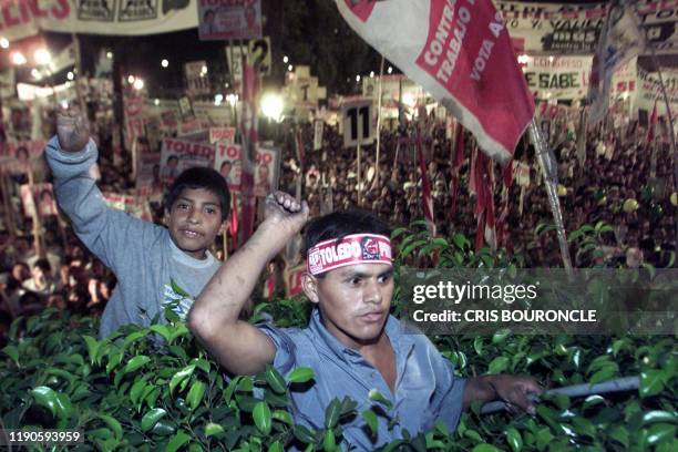 Supporters of Peru Posible presidential candidate Alejandro Toledo take part in the closing of the campaign in east Lima, Peru, 05 April 2001....