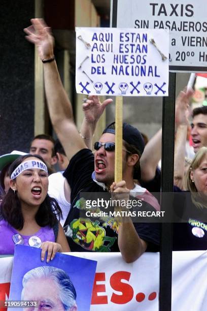 Group of Pinochet supporters shout slogans in favor or former dictator Augusto Pinochet outside the Justice Court of Santiago, Chile, 05 March 2001....
