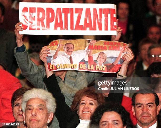 Supporters of Colombian ruling Liberal Party cheer for their presidential candidate Horacio Serpa and his running mate Maria Emma Mejia late 16 June...