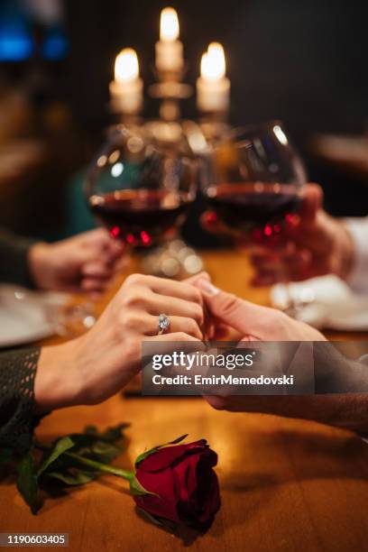 couple holding hands in a restaurant - jantar romantico imagens e fotografias de stock