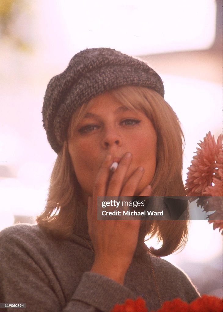 British Actress Julie Christie Smoking A Cigarette 1964 News Photo british-actress-julie-christie-smoking-a-cigarette-1964-news-photo