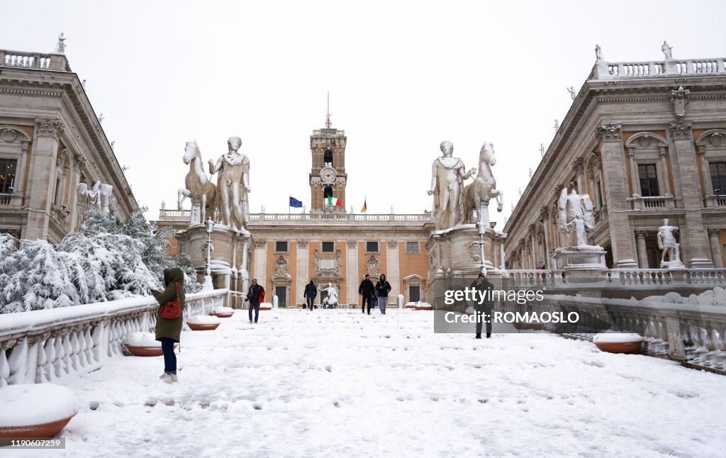 吹雪の間にカンピドーリオ広場につながる雪に覆われた階段の観光客, ローマイタリア